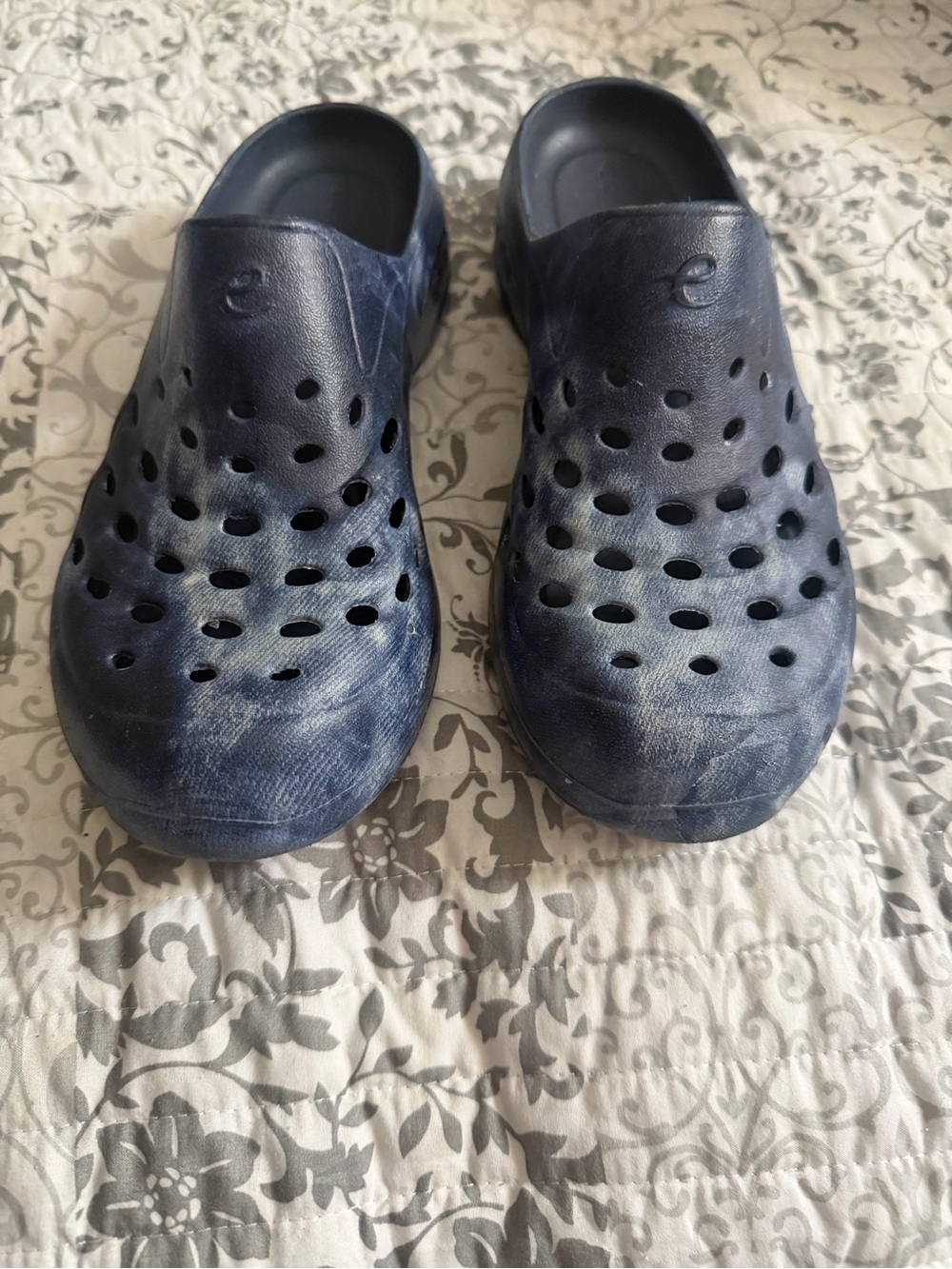 Easy Spirit Travelclog slip-on mules in a black and white tie-dye finish size 8